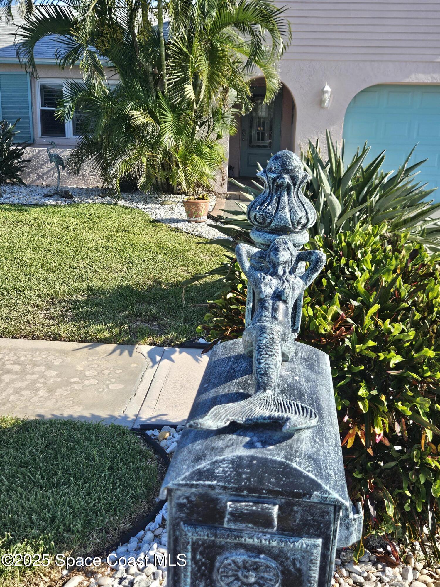 1525 West Riviera Drive Merritt Island, FL 32952 - Photo 4 of 47 a vase of flowers sitting on a table