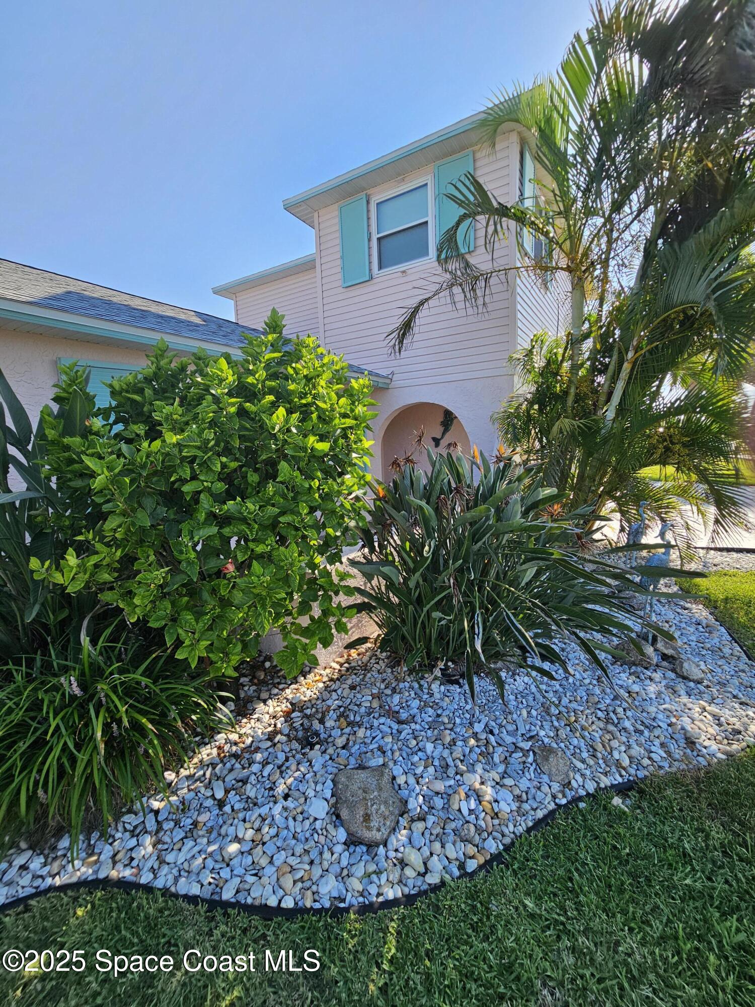 1525 West Riviera Drive Merritt Island, FL 32952 - Photo 7 of 47 a view of a garden with a fountain