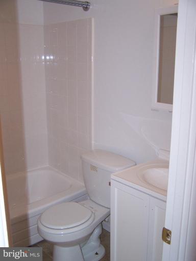 8908 Crandall Road Lanham, MD 20706 - Photo 22 of 30 1st Floor Full Bathroom