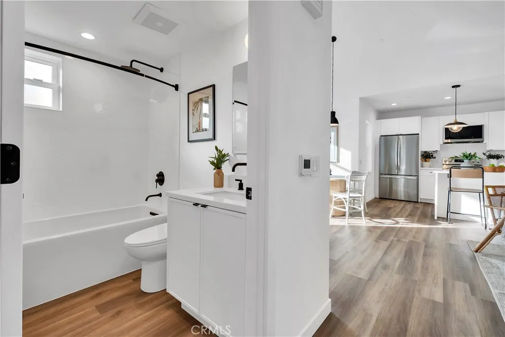 226 Arena Street El Segundo, CA 90245 - Photo 38 of 47 a spacious bathroom with a bathtub a toilet and a shower