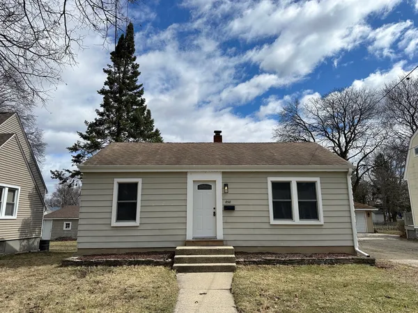 $1,750 | 858 Clay Street, Woodstock, IL 60098
