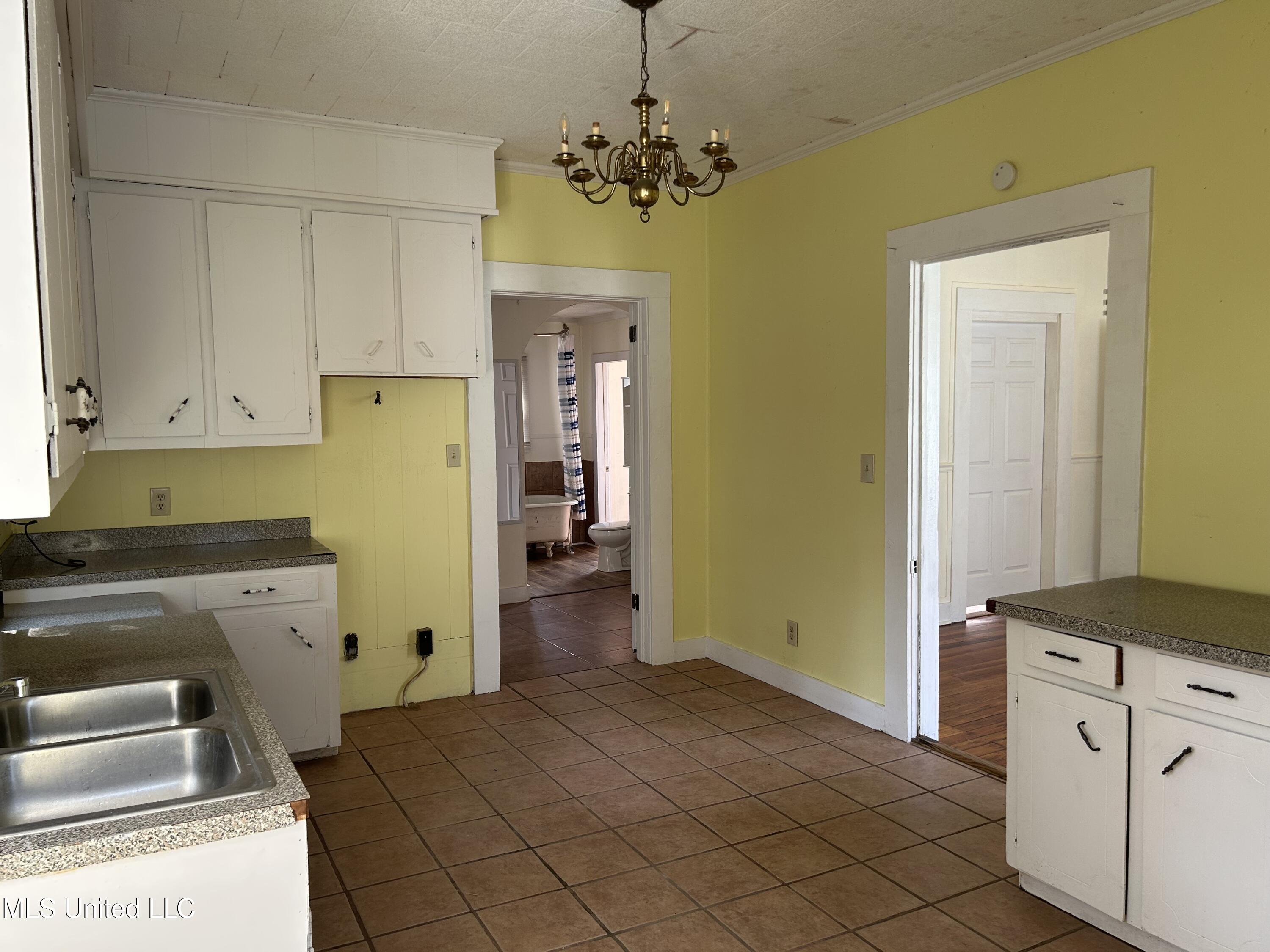 341 West Congress Street Brookhaven, MS 39601 - Photo 11 of 14 IMG_7424