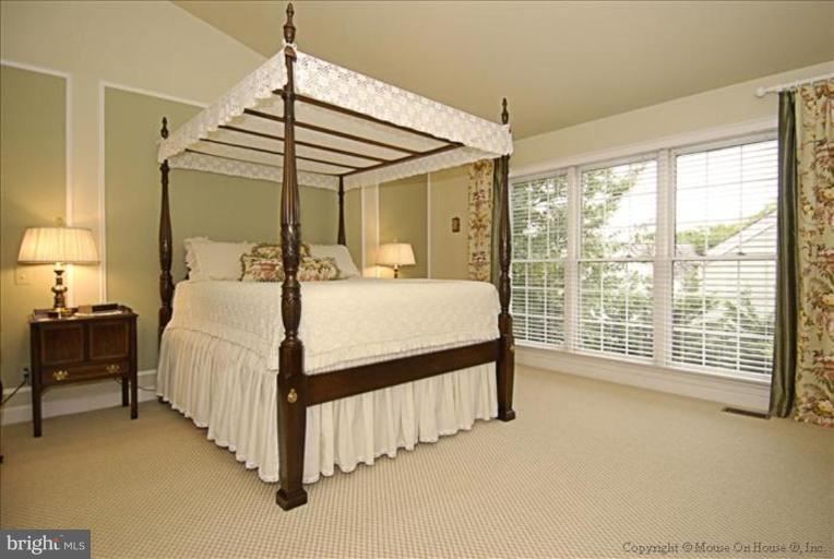 2700 Courthouse Oaks Road Vienna, VA 22181 - Photo 11 of 30 Master Bedroom