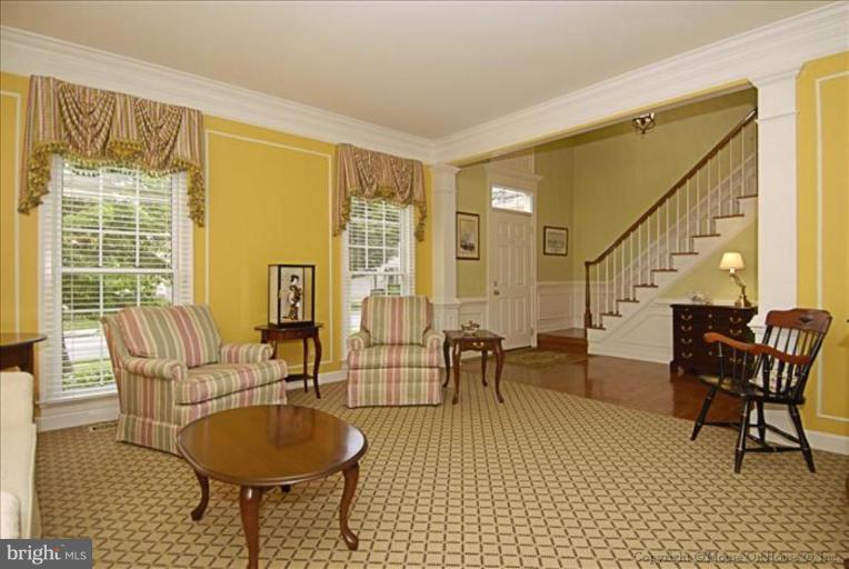 2700 Courthouse Oaks Road Vienna, VA 22181 - Photo 4 of 30 Living Room