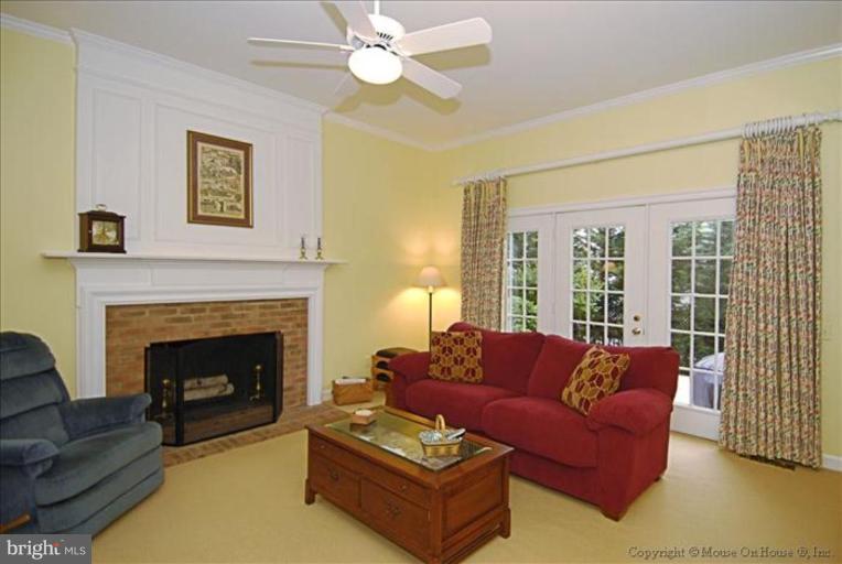 2700 Courthouse Oaks Road Vienna, VA 22181 - Photo 9 of 30 Family Room