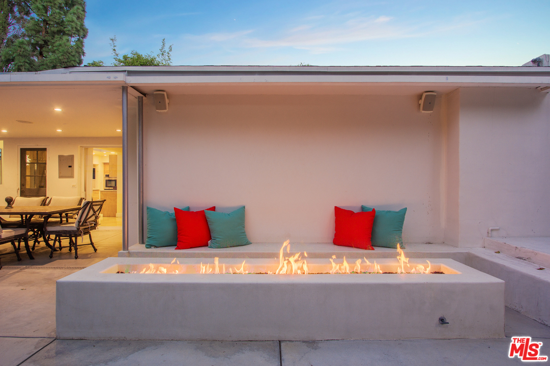 2267 Roscomare Road Los Angeles, CA 90077 - Photo 20 of 31 a outdoor space with swimming pool