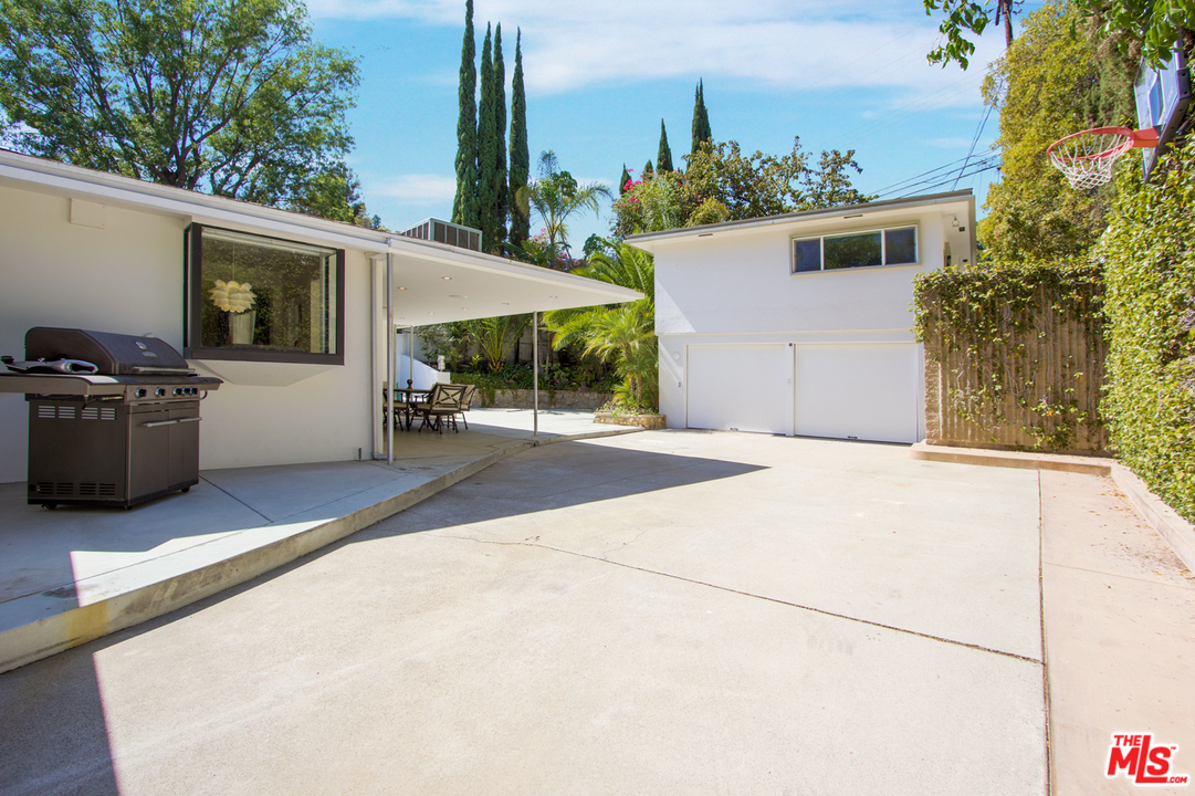 2267 Roscomare Road Los Angeles, CA 90077 - Photo 25 of 31 a backyard of a house with yard and outdoor seating