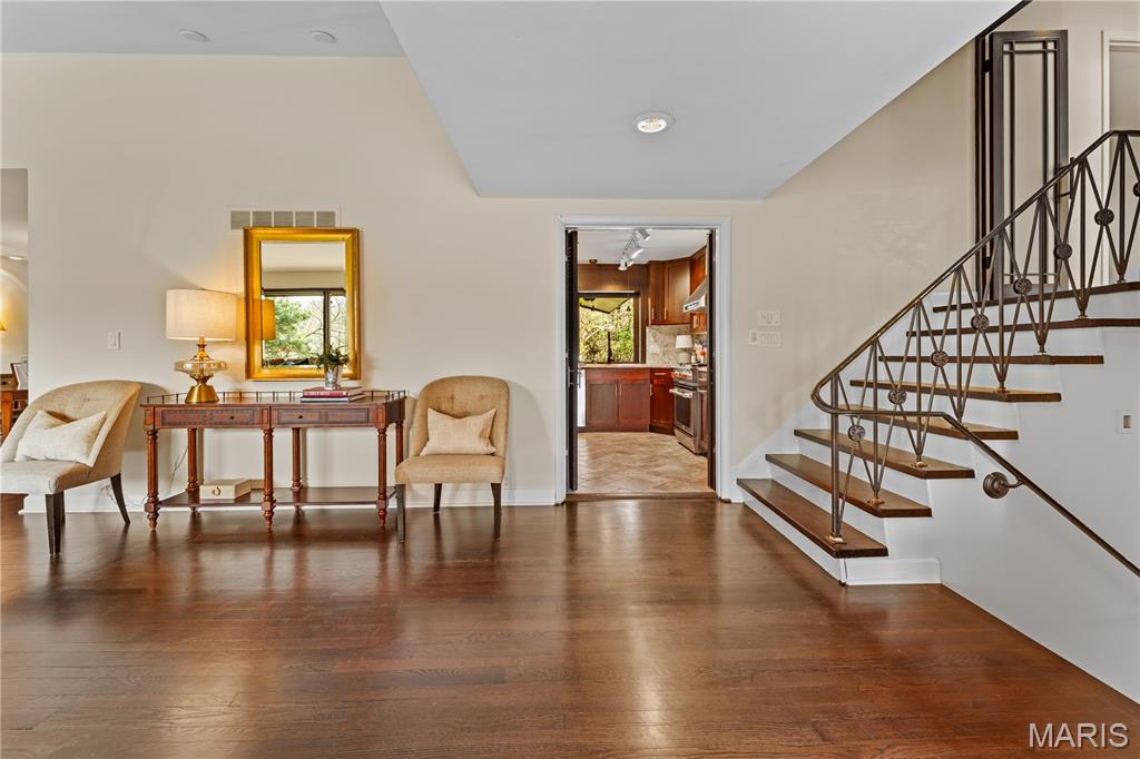 233 Warson Road Ladue, MO 63124 - Photo 5 of 39