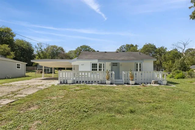 $249,000 | 621 Alameda Road, Azle, TX 76020