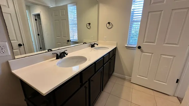a view of empty room with ceiling fan
