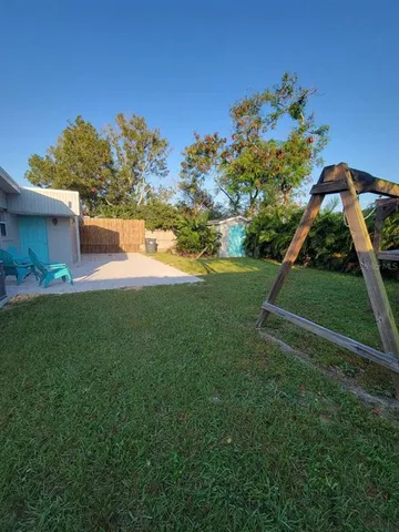 a view of a backyard