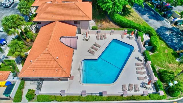 a sign that is sitting on a brick wall