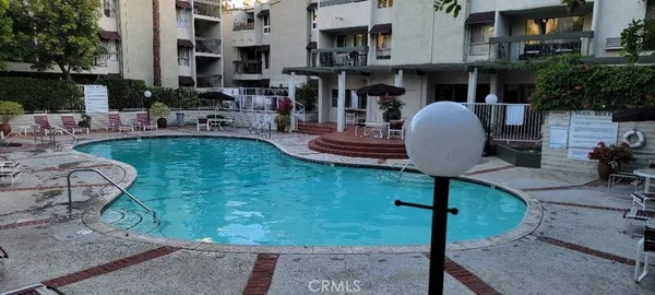 $3,200 | 4900 Overland Avenue, Unit 216, Culver City, CA 90230