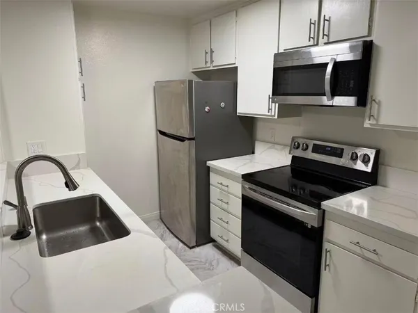 $3,200 | 4900 Overland Avenue, Unit 216, Culver City, CA 90230