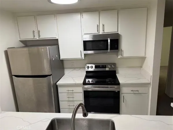 $3,200 | 4900 Overland Avenue, Unit 216, Culver City, CA 90230