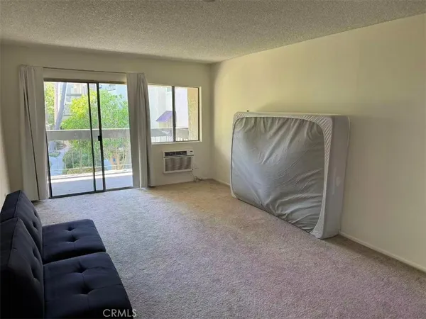 $3,200 | 4900 Overland Avenue, Unit 216, Culver City, CA 90230