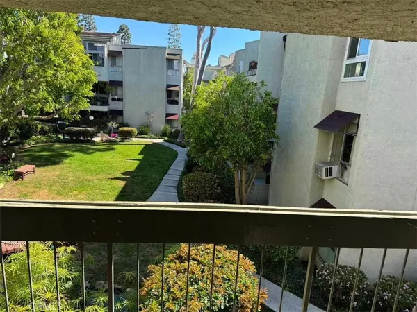 $3,200 | 4900 Overland Avenue, Unit 216, Culver City, CA 90230