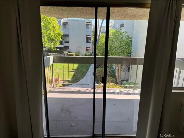 $3,200 | 4900 Overland Avenue, Unit 216, Culver City, CA 90230