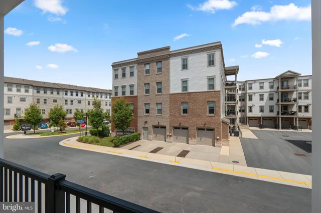 a black and white photo of a building