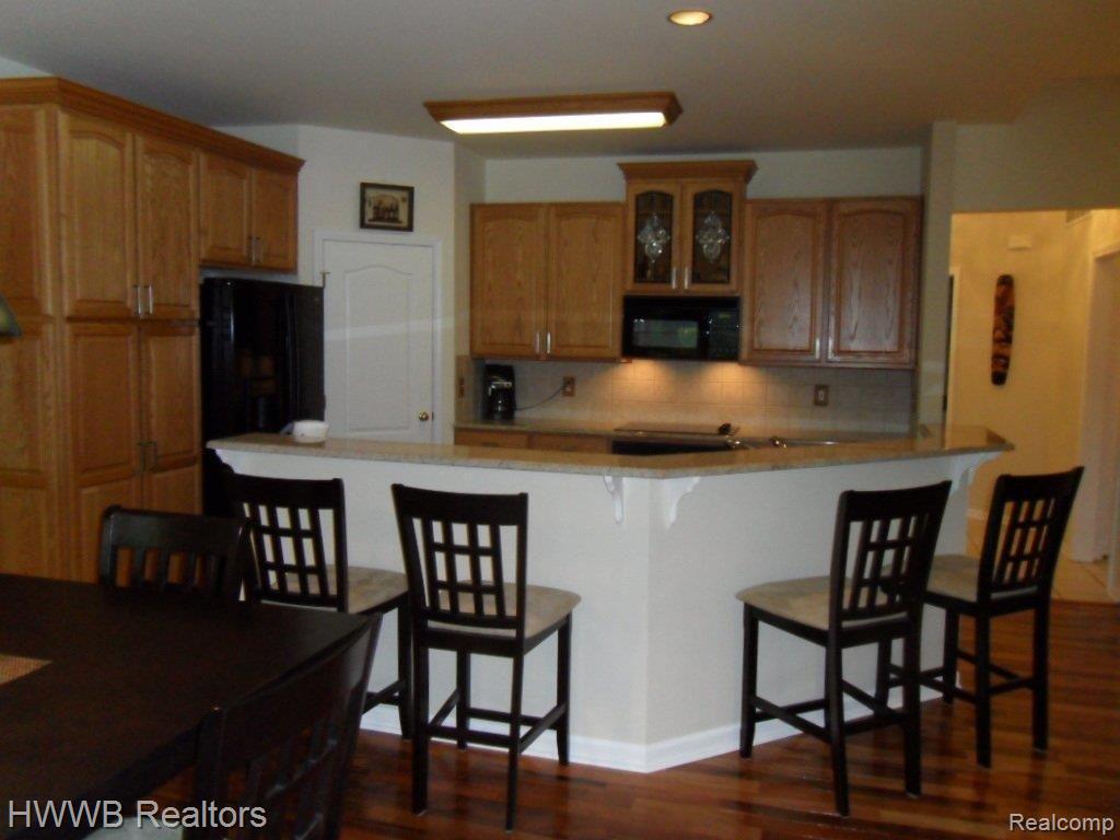 1745 Apple Ridge Court Rochester, MI 48306 - Photo 10 of 25 10-Kitchen
