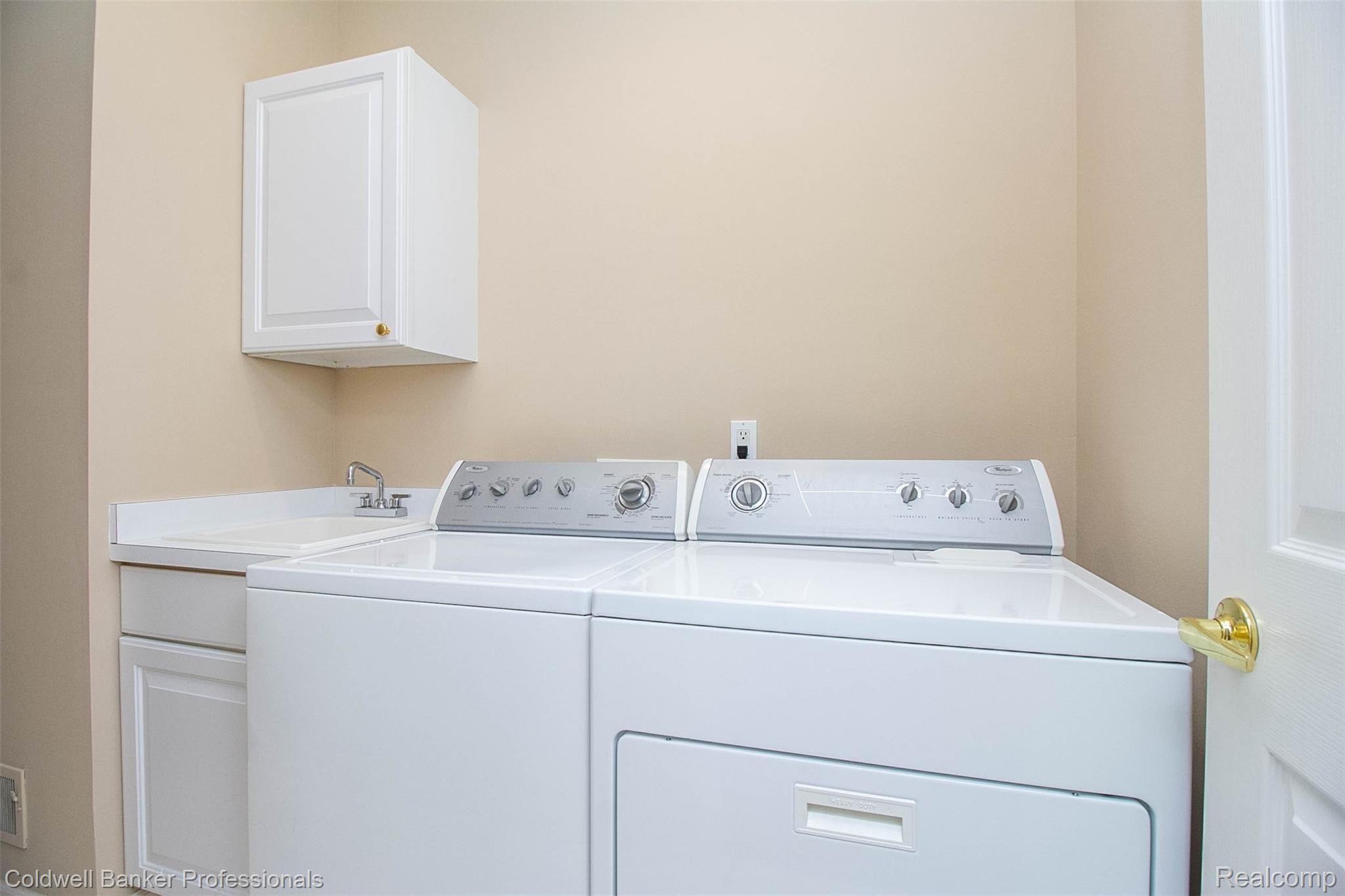1501 Ford Court Rochester, MI 48306 - Photo 12 of 25 Appliances included