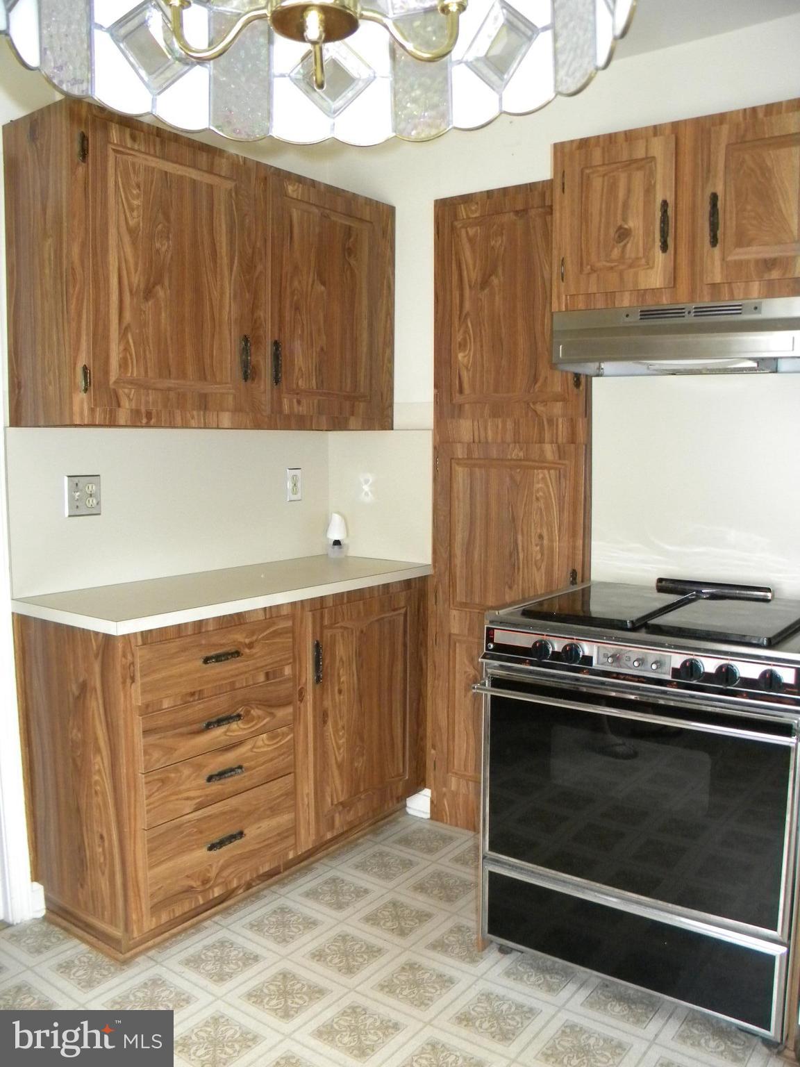 930 Kinwat Avenue Baltimore, MD 21221 - Photo 11 of 30 Kitchen