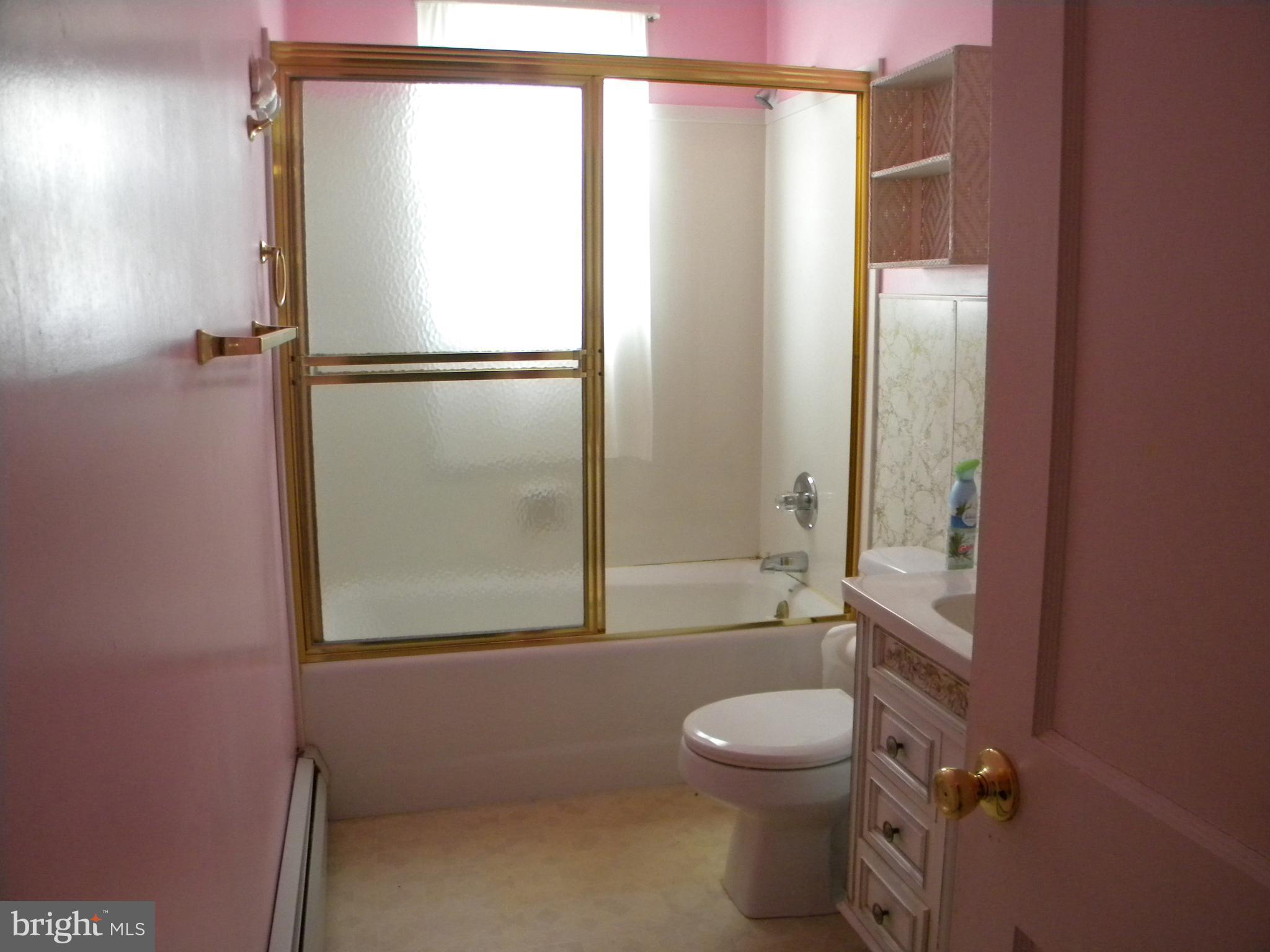 930 Kinwat Avenue Baltimore, MD 21221 - Photo 13 of 30 Bathroom is clean & very pink!!