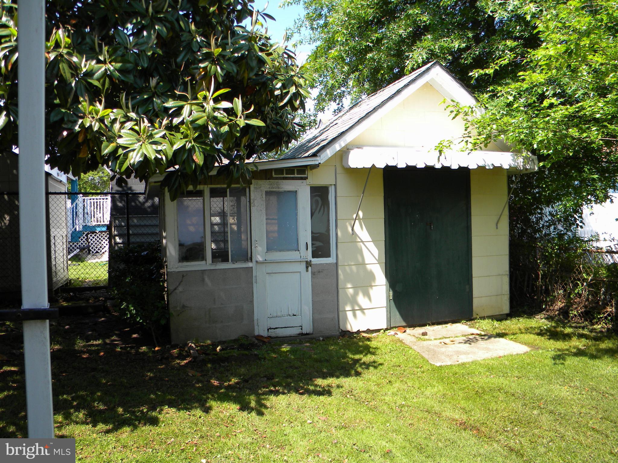 930 Kinwat Avenue Baltimore, MD 21221 - Photo 26 of 30 small work shed in back yard