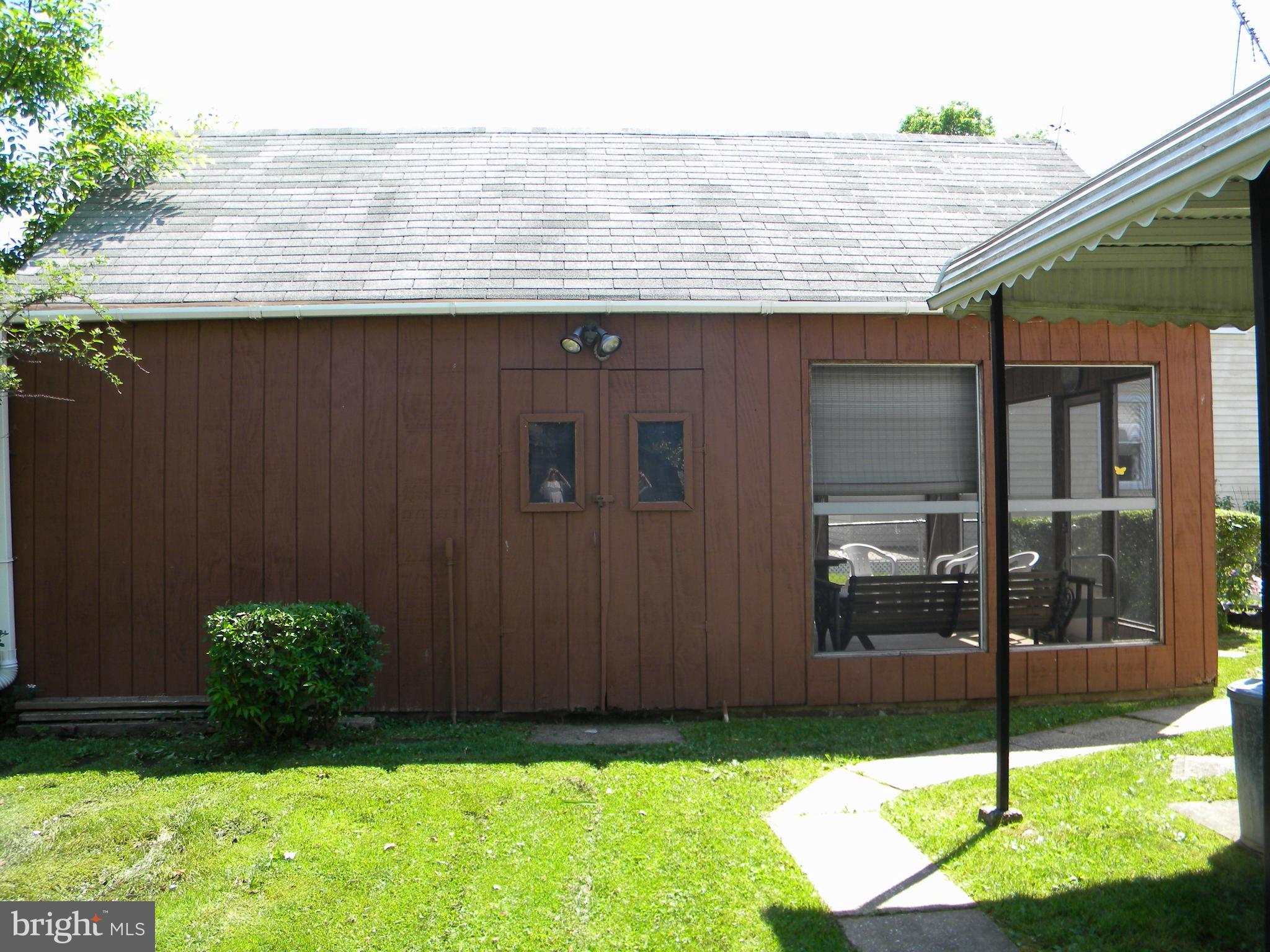 930 Kinwat Avenue Baltimore, MD 21221 - Photo 27 of 30 lg work shed w/screened porch to eat crabs!