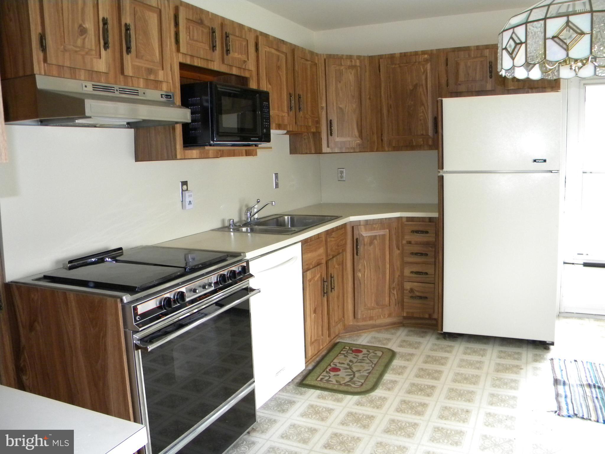 930 Kinwat Avenue Baltimore, MD 21221 - Photo 9 of 30 Beautifully maintained vintage kitchen
