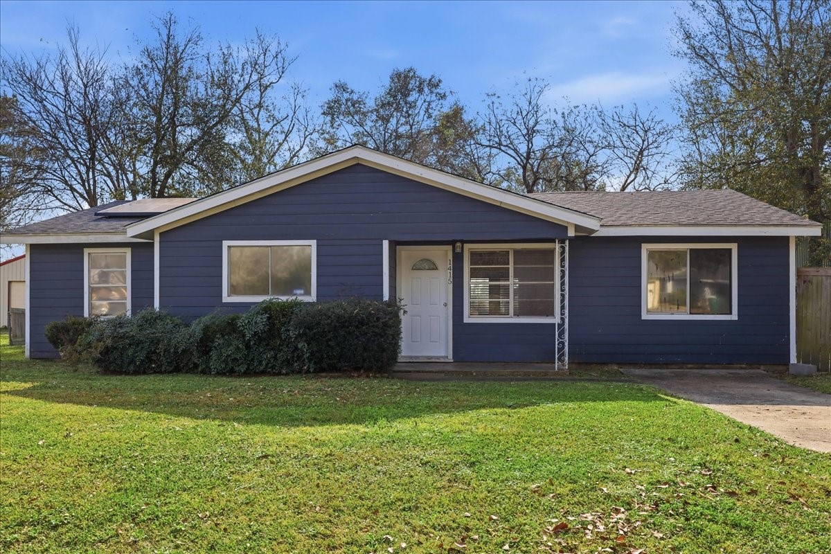 1415 Beagle Road Orange, TX 77632 - Photo 3 of 23 a front view of a house with a garden