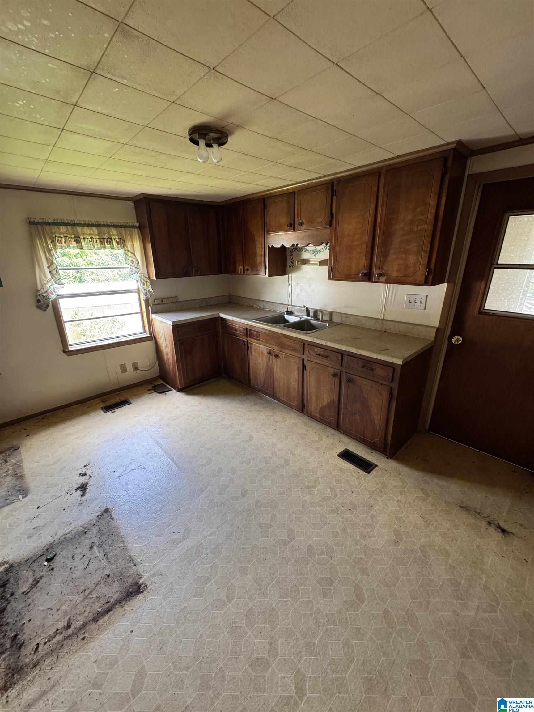 1015 Patterson Street Anniston, AL 36201 - Photo 10 of 24