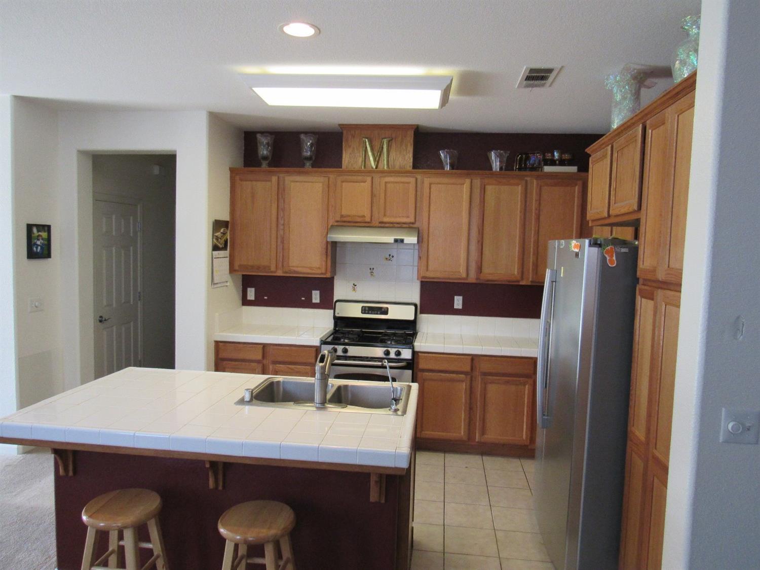 2141 Sheldon Court Reedley, CA 93654 - Photo 5 of 22 View from the dining room into the kitchen.