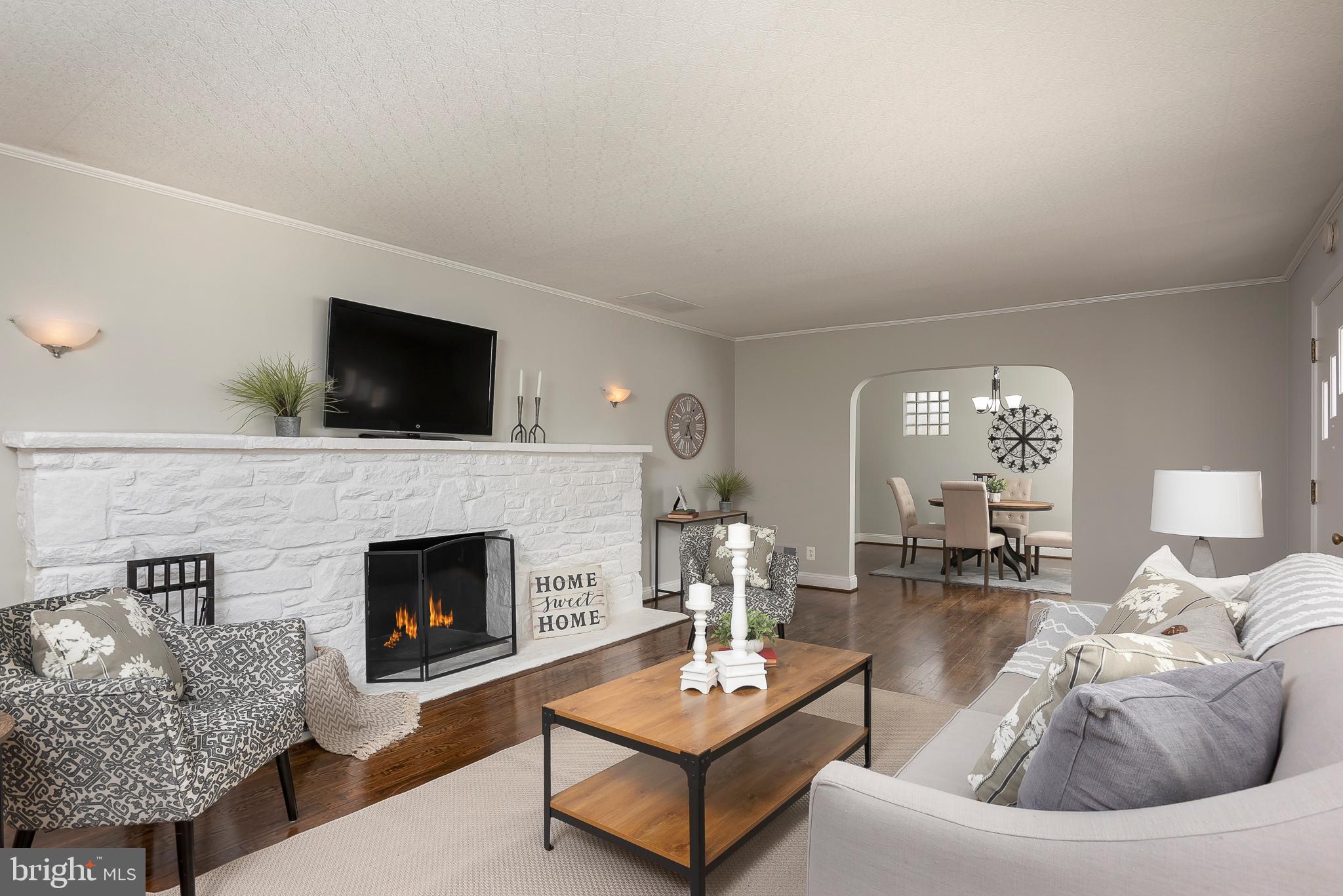 241 Ridgeway Road Catonsville, MD 21228 - Photo 5 of 29 Living Room