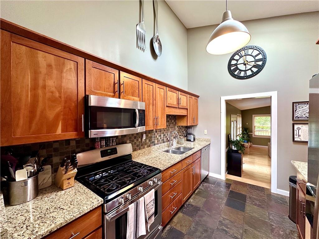 927 Chippewa Trail Mercer, PA 16137 - Photo 28 of 48 a kitchen with a stove and a microwave