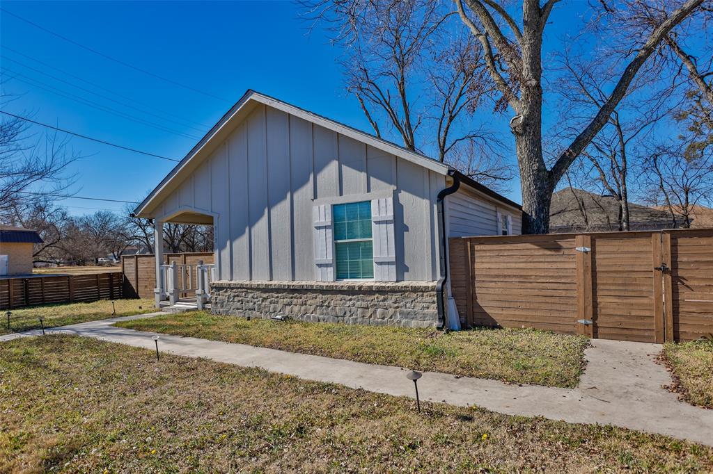 313 Fair Avenue Gainesville, TX 76240 - Photo 4 of 27