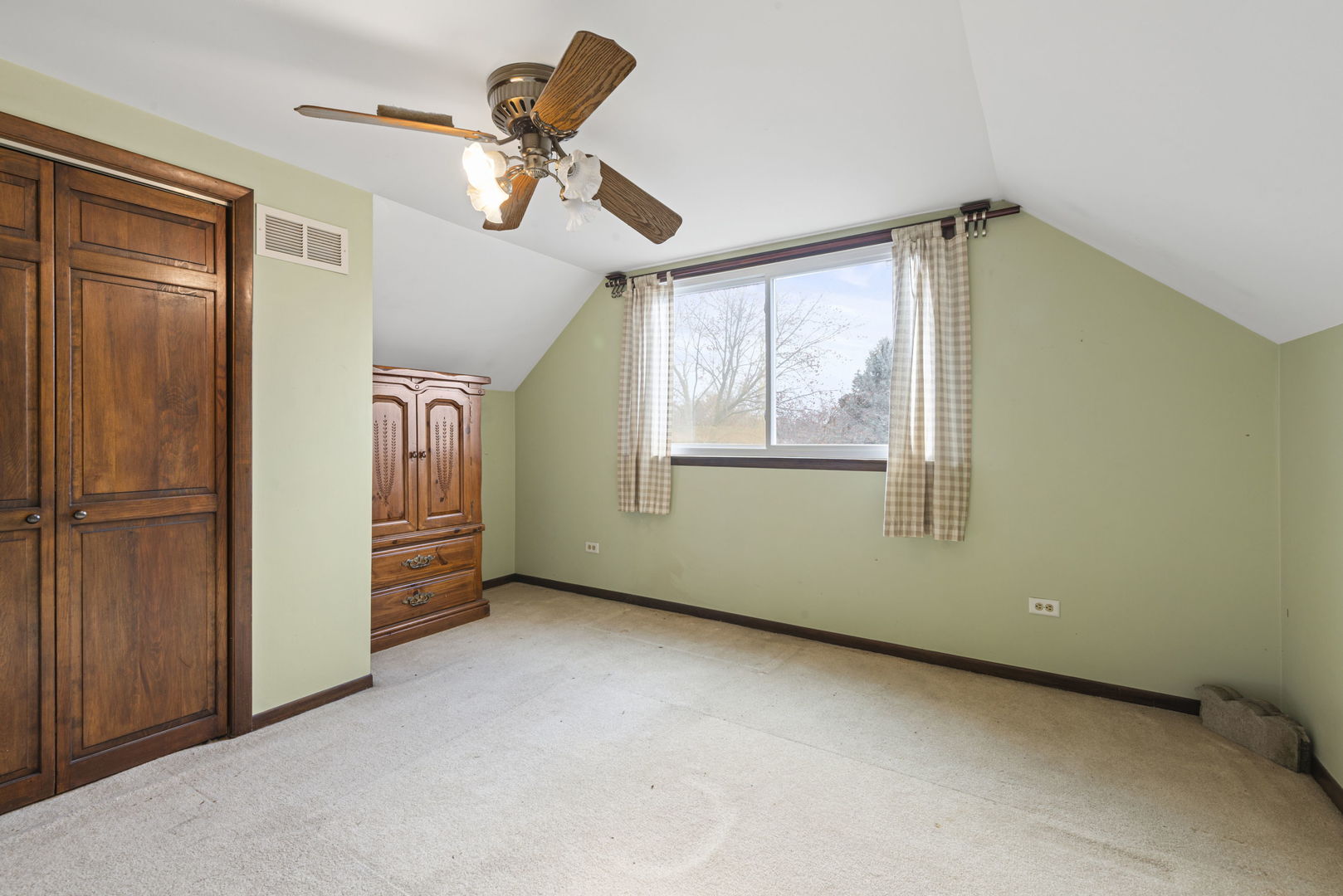 391 Cornell Lane Elgin, IL 60123 - Photo 12 of 20 an empty room with windows and ceiling fan