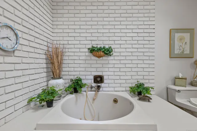 $579,000 | 11 Neck Road, Old Lyme, CT 06371