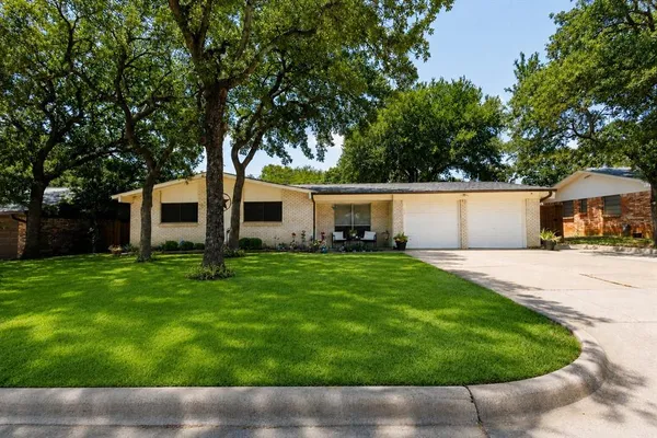 $289,999 | 64 Somerset Terrace, Bedford, TX 76022