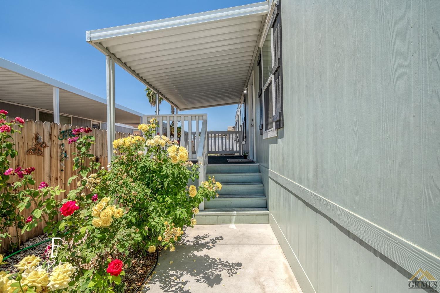 Undisclosed Address Bakersfield, CA 93308 - Photo 3 of 32 a view of a corridor