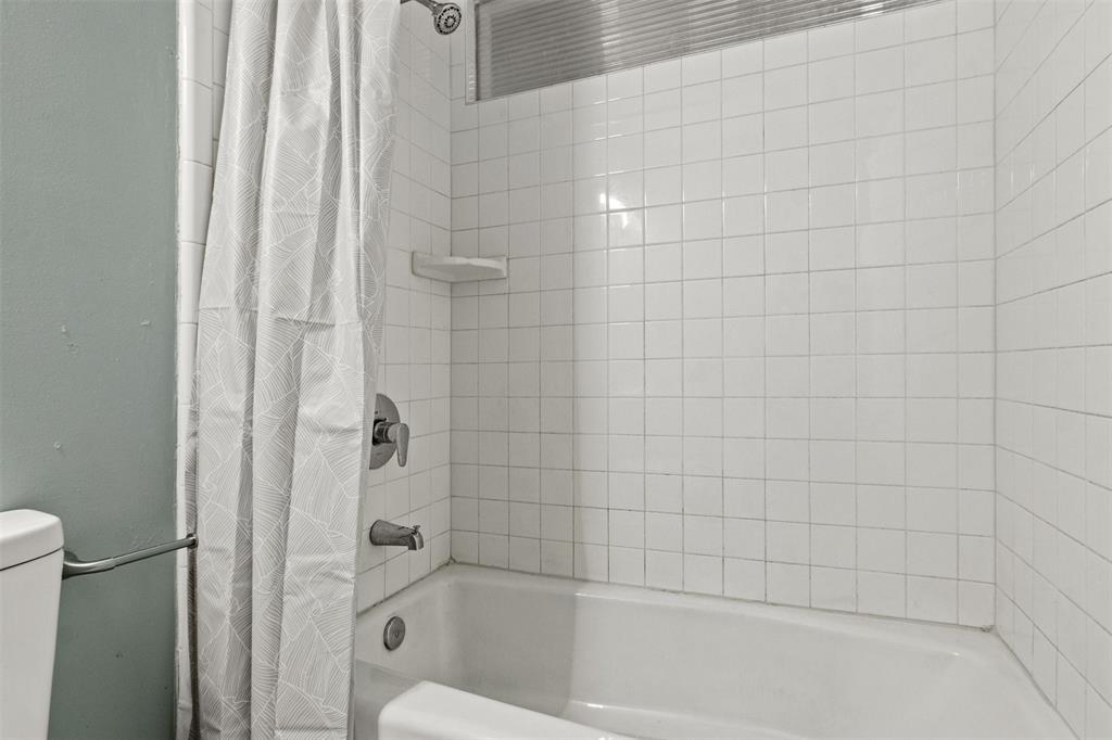 1804 Gould Street, Unit 3 Dallas, TX 75215 - Photo 13 of 19 a bathroom with a bathtub