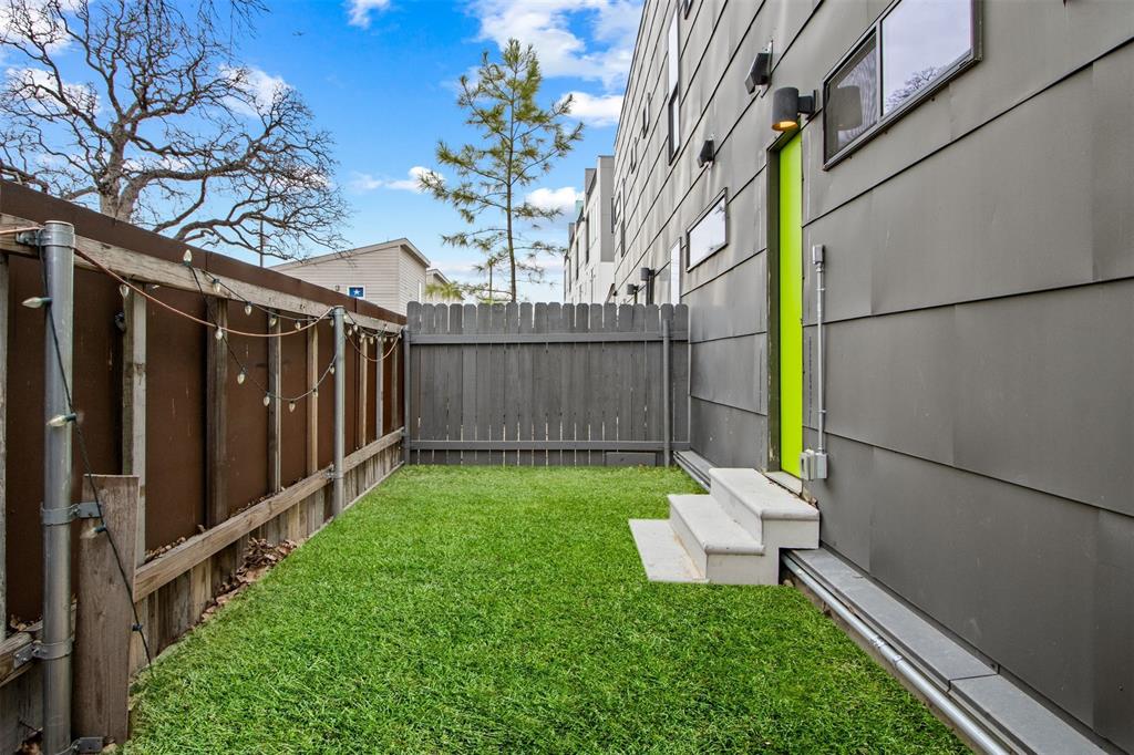1804 Gould Street, Unit 3 Dallas, TX 75215 - Photo 14 of 19 a garden view with a seating space