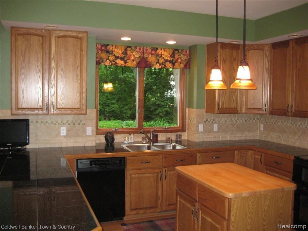 7562 Summit Ridge Brighton, MI 48116 - Photo 8 of 19 Kitchen w/Island