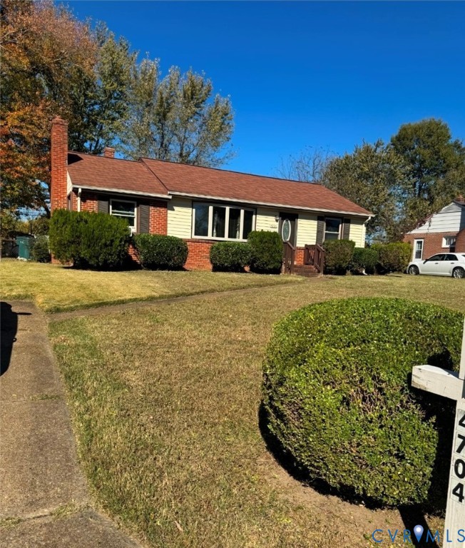 a view of a house with a yard