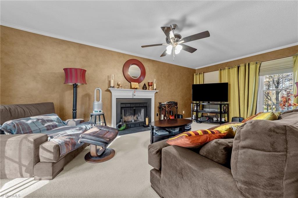 154 Longview Road Madison, NC 27025 - Photo 4 of 44 Cozy living room