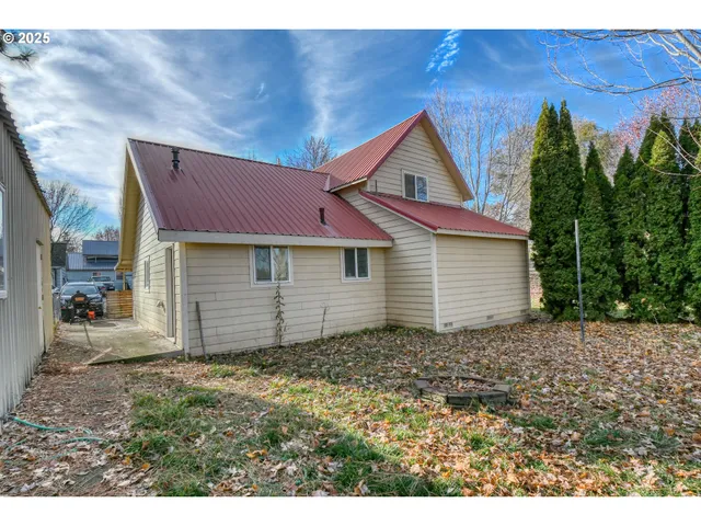 a view of a house with a yard and garage