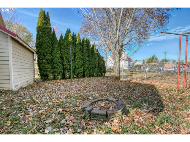 a view of yard with tree