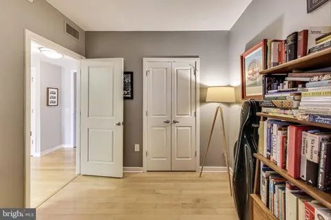 a view of an empty room with workspace and entryway