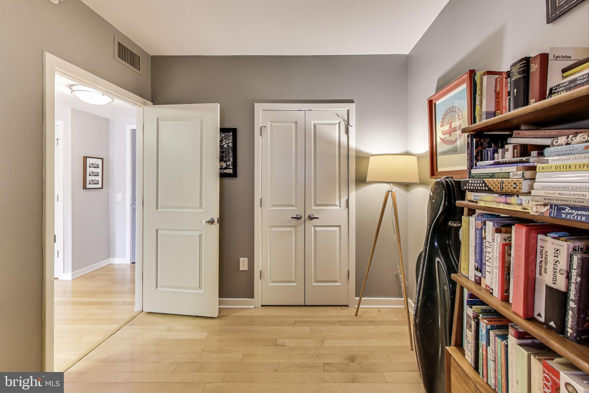 475 K Street Northwest, Unit 919 Washington, DC 20001 - Photo 18 of 43 a view of an empty room with workspace and entryway
