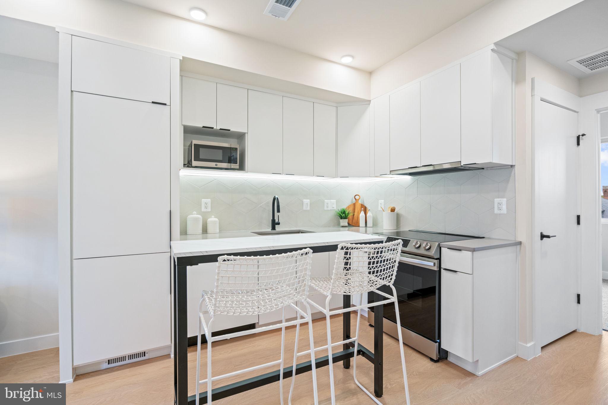 733 8th Street Southeast, Unit 304 Washington, DC 20003 - Photo 6 of 18
